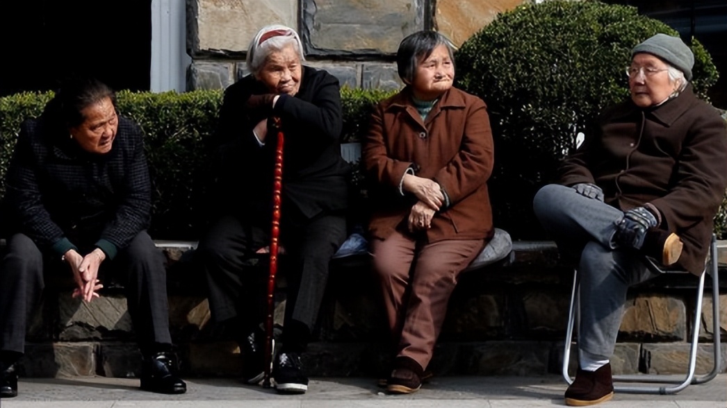 日本色情行业挤满了70岁老人,社会老龄就业问题,值得中国警示