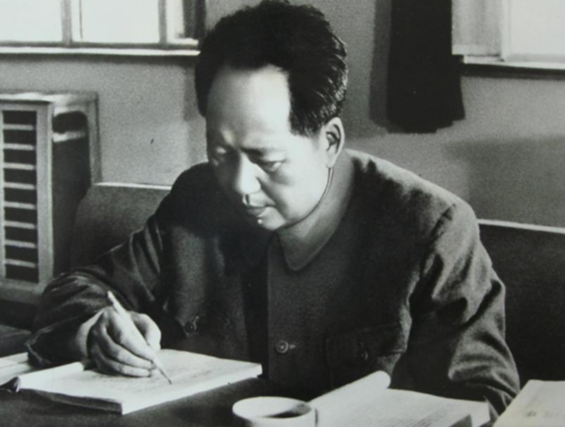 1953年毛主席卫士因工资太低哭哭啼啼，主席得知后：我给你开工资