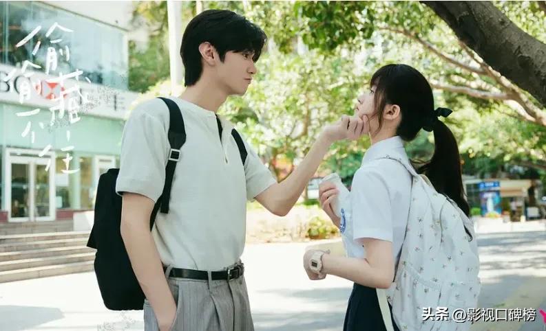 同样是在播校园甜剧，《偷偷藏不住》褒贬参半，这部剧却一水好评