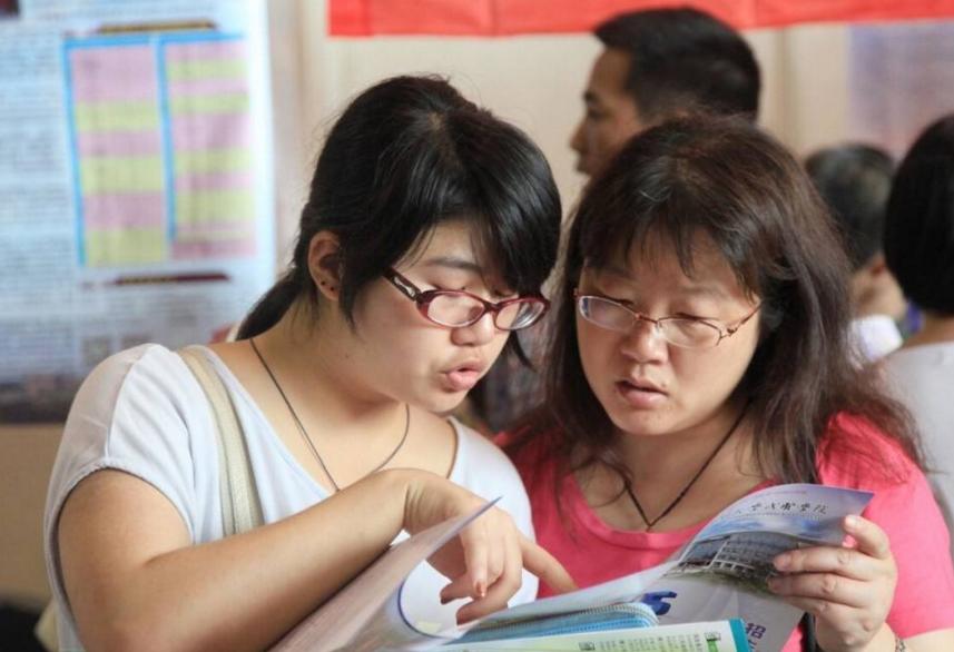 校名看似不起眼的大学，学生进入国企的几率却很大，值得考生参考