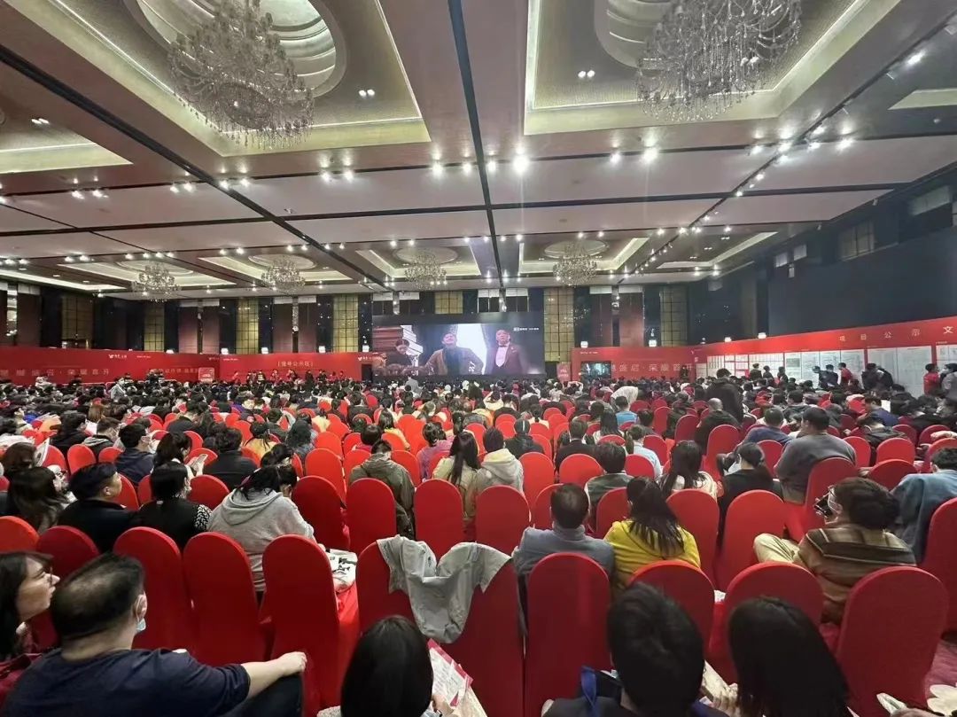 近1000人挤在朗丽兹西山花园酒店,越秀是真秀