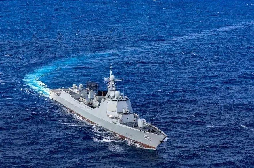 052D湛江舰抵达马来西亚：美国军舰锈迹斑斑，中国军舰像新的一样