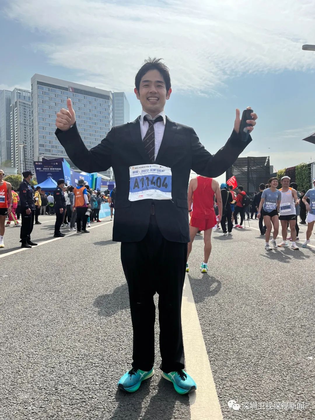 为兴趣乐跑！日本小哥哥穿西装跑深马