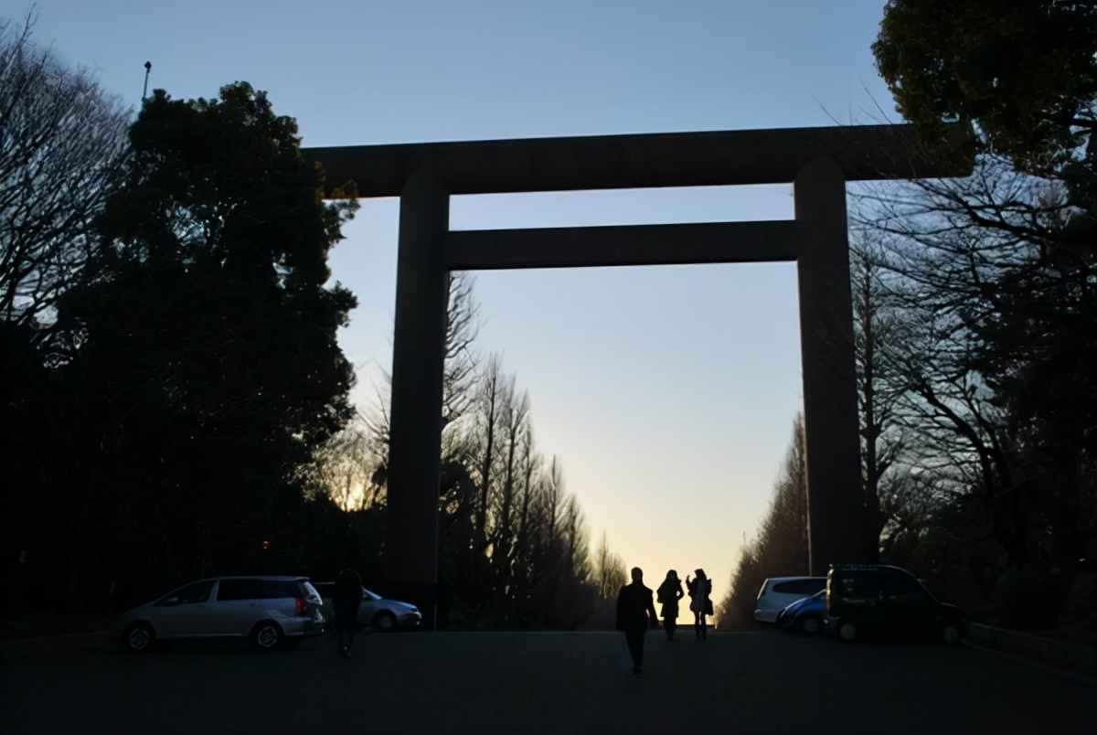 周而复参观*国靖**神社，回国后被开除*党**籍，16年后*纪委中**决定：平反