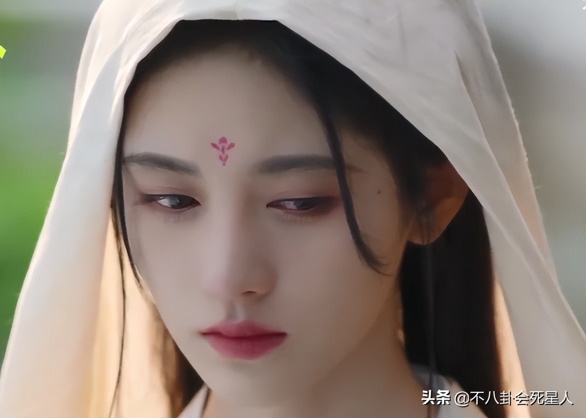 鞠婧祎8大离谱妆容：吐血不敢弄花半永久妆，守丧也要浓妆涂红唇