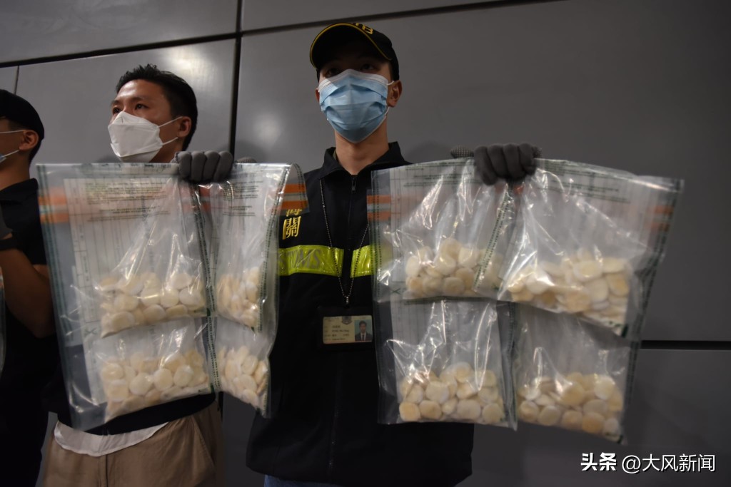 加拿大64岁老妪香港贩毒被捕：自称陷网恋*局骗**，男友送8件连衣裙扣子里藏*卡因可**，海关：连衣裙纽扣贩毒罕见