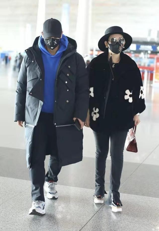 璧垫枃鍗撹韩绌胯繍鍔ㄨ韬墜鐭仴,璧垫枃鍗撶┛瑗胯鍑哄満