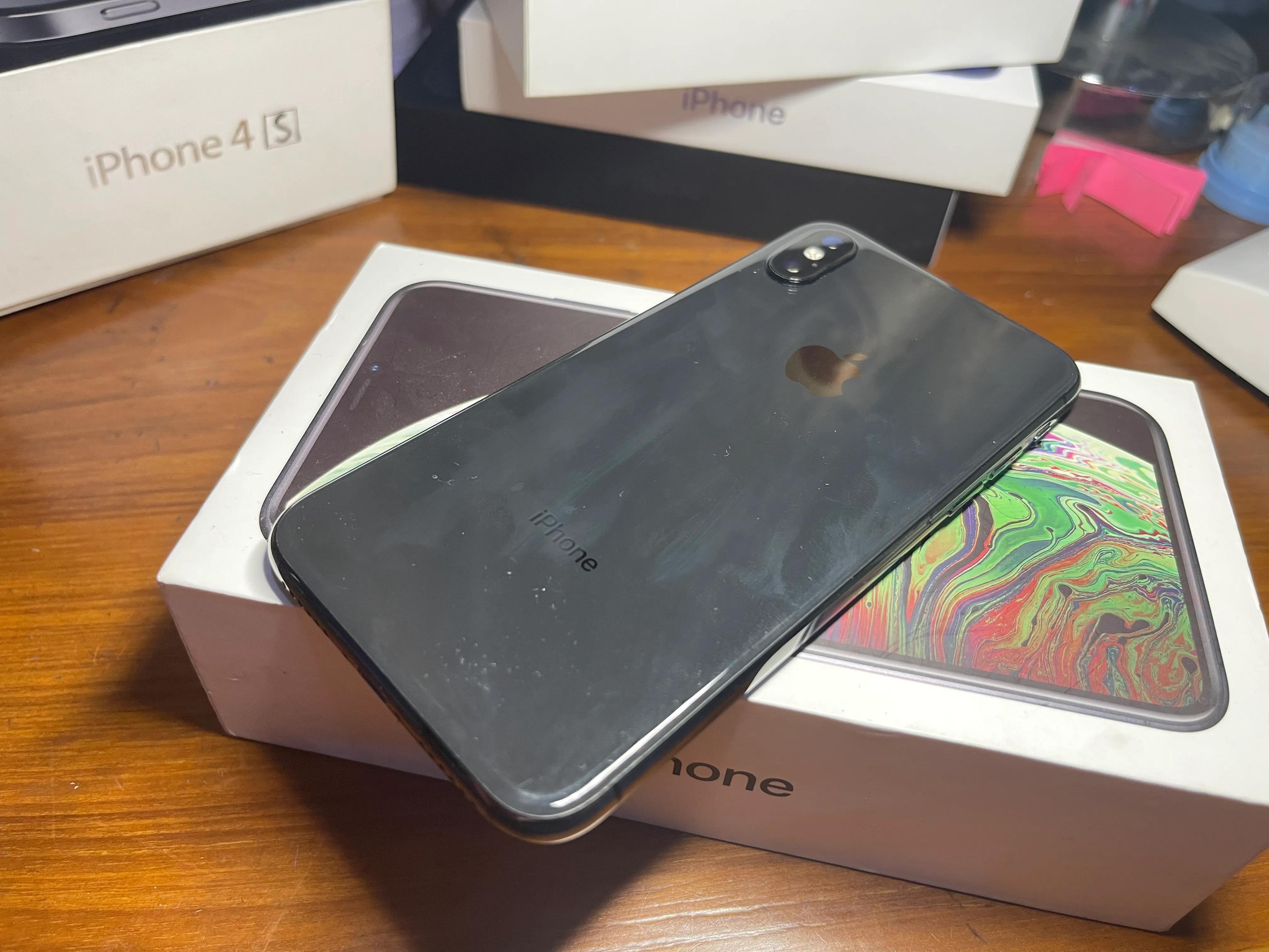 几年前的旧苹果手机,80年代的苹果手机