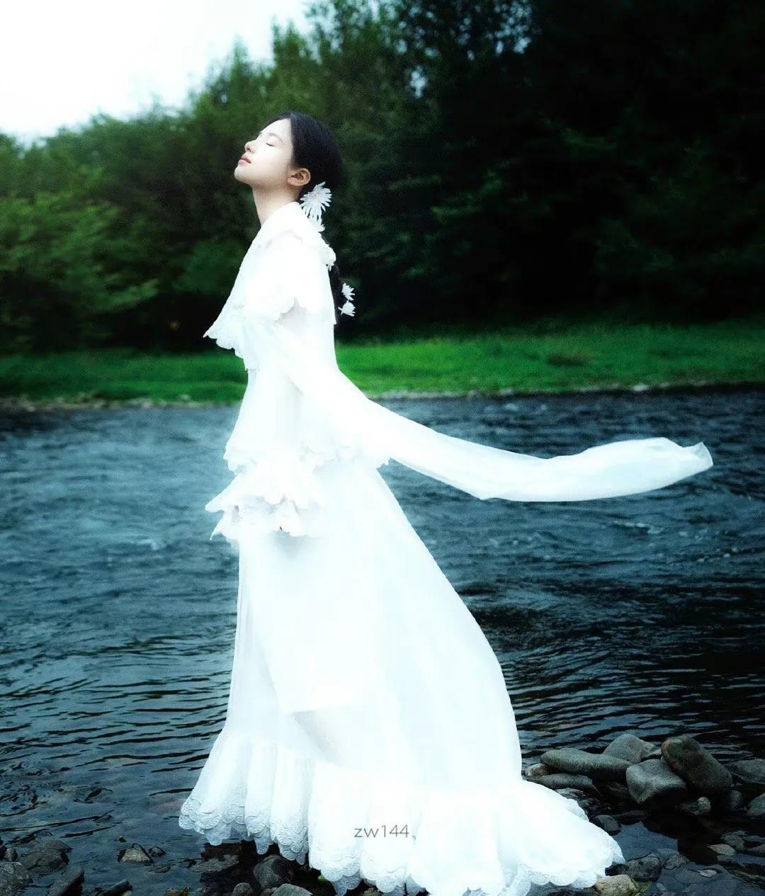 张婧仪披发公主头发型教程,张婧仪茉莉花图片