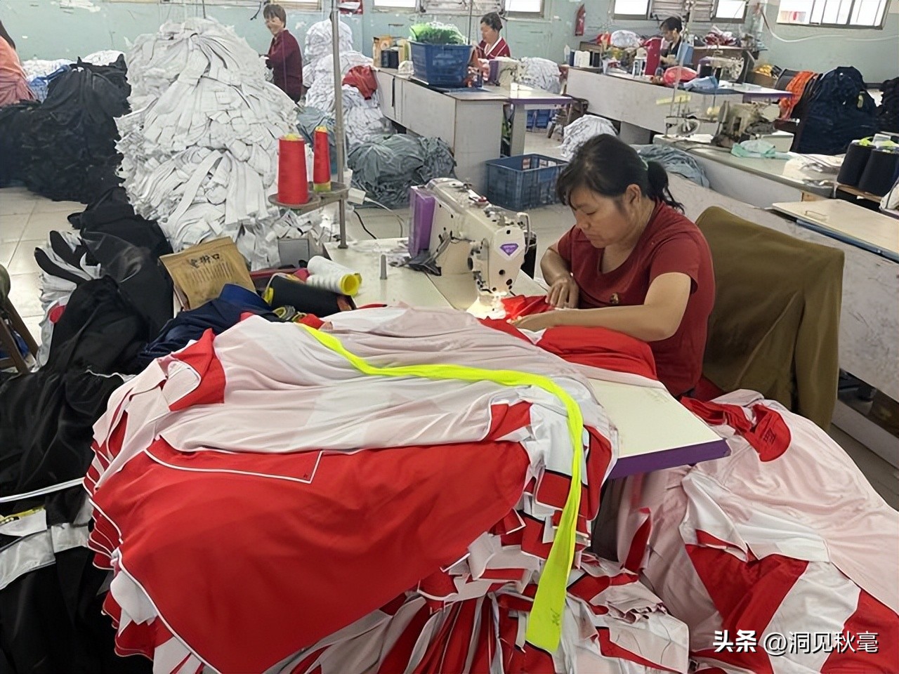 云监工义乌工厂为世界杯赶工,义乌10天造50万足球