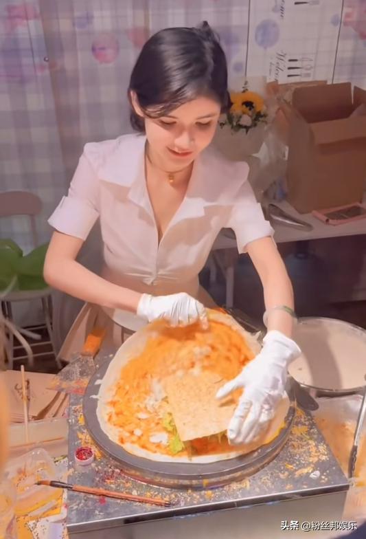 摆摊卖煎饼仍被质疑擦边，“狗头萝莉”回应女粉丝，建议报警举报