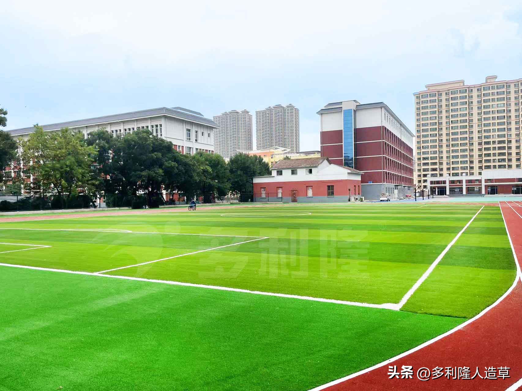 打篮球踢学校场子,打篮球踢馆体校