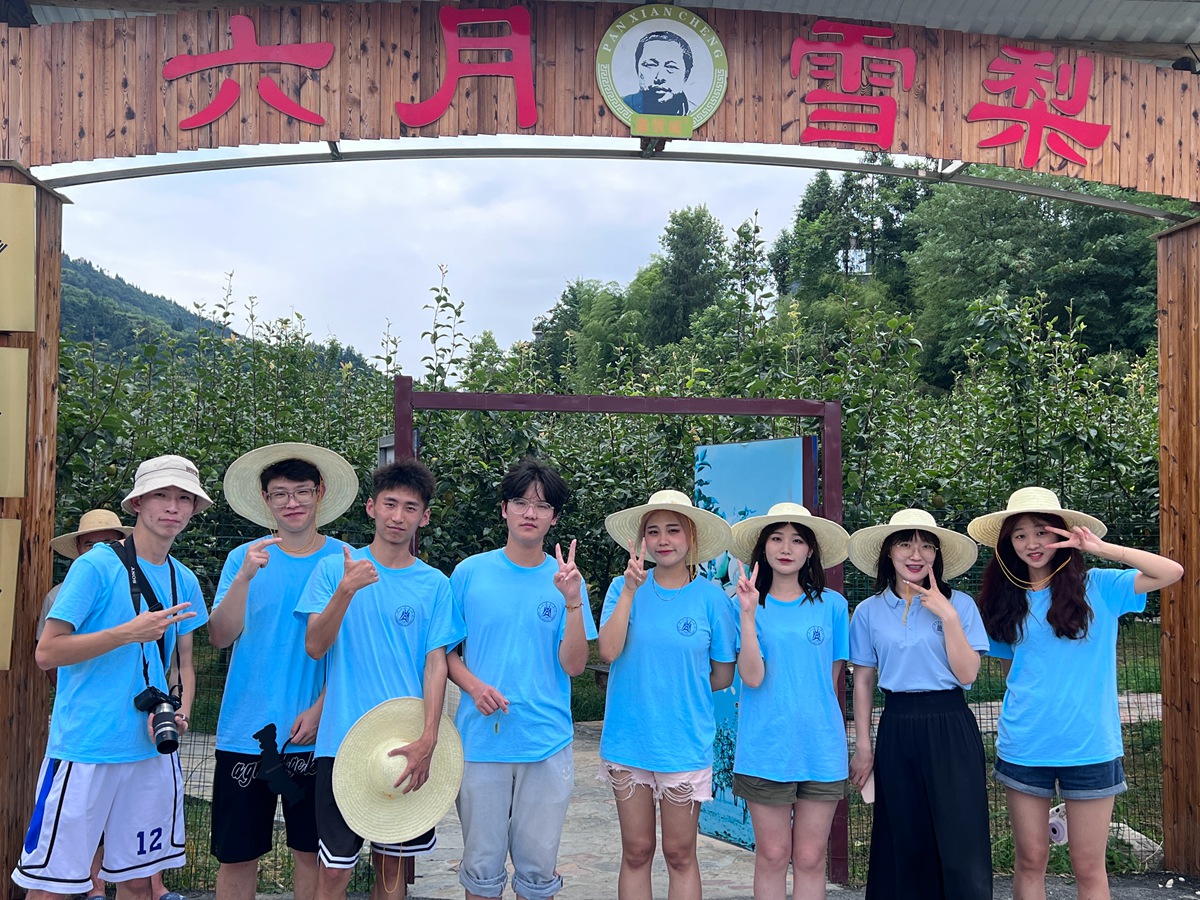 辛巴助力贫困学子圆梦象牙塔，华中农大直播助农走进乡村田间地头