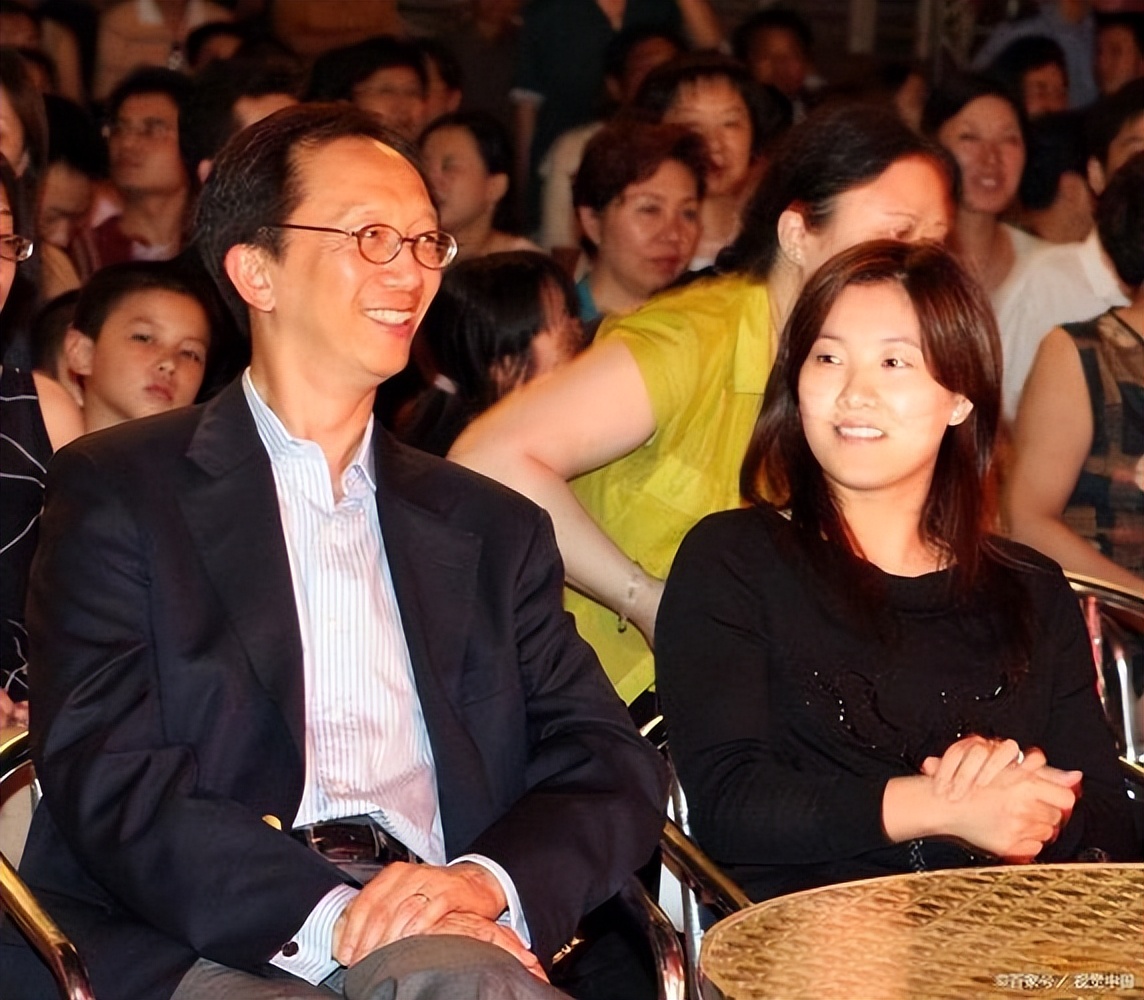 跳水女皇近况曝光,跳水王伏明霞净身出户