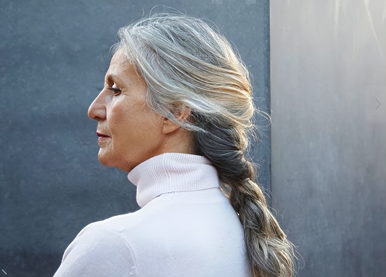 身体缺乏哪种维生素会导致白发,人体缺少什么营养素会造成白发