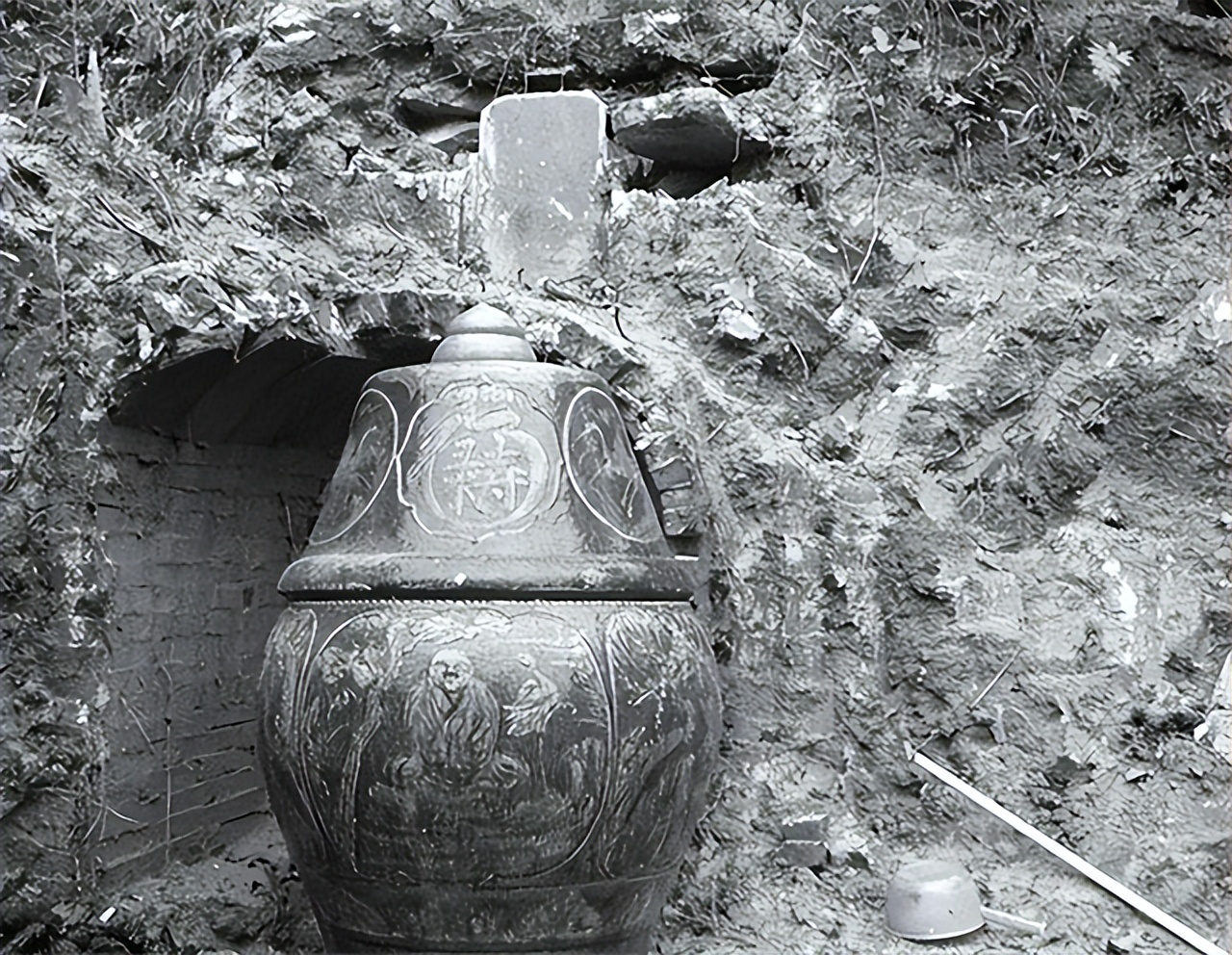 江西孝子为父亲遗体塑金身 (江西男子为父亲塑成金身)