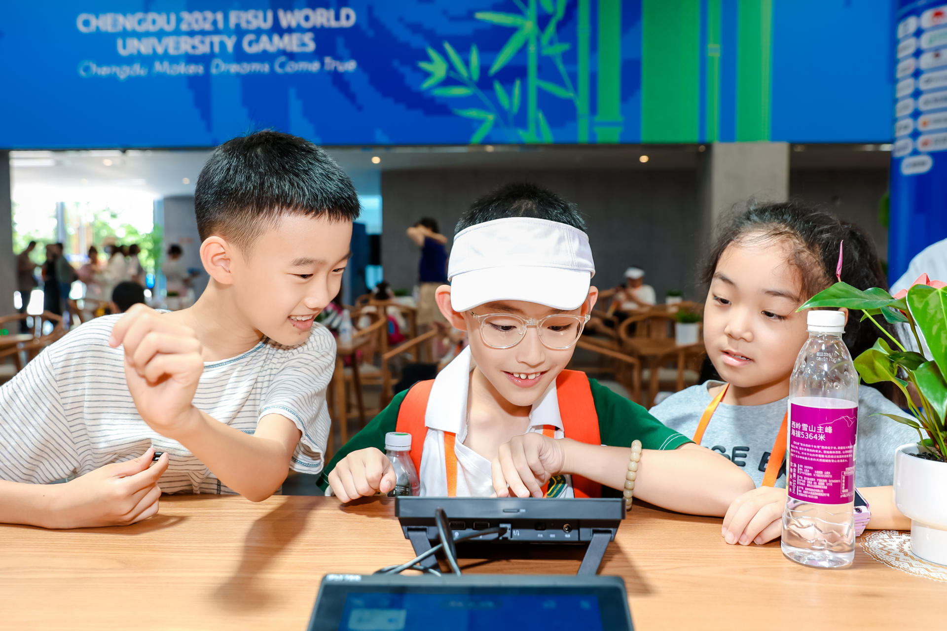 大运惠民市民体验官走进大运村点赞“心”科技