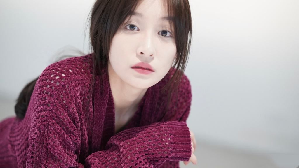 隆妮深v礼服,隆妮白衬衣