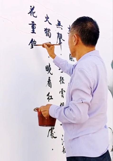 “行走的打印机”任士民：农村大叔靠写字月入过万，被央视点赞