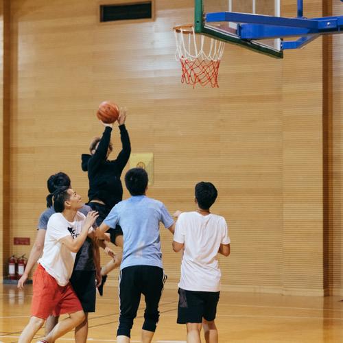 女生喜欢看男生打球,女生爱看男生跳舞正常吗