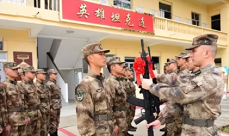 刚刚进队伍的新兵发武器吗,刚入伍的都配发什么枪