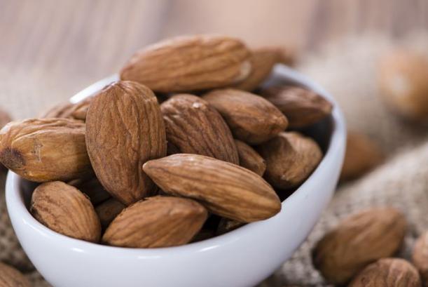 50岁女人脸部暗黄吃什么好,40岁的女人肤色暗黄改善食物