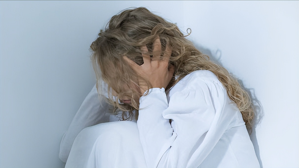 女生过度“用手”对身体危害较大，建议早点戒掉，免得对伤害身体