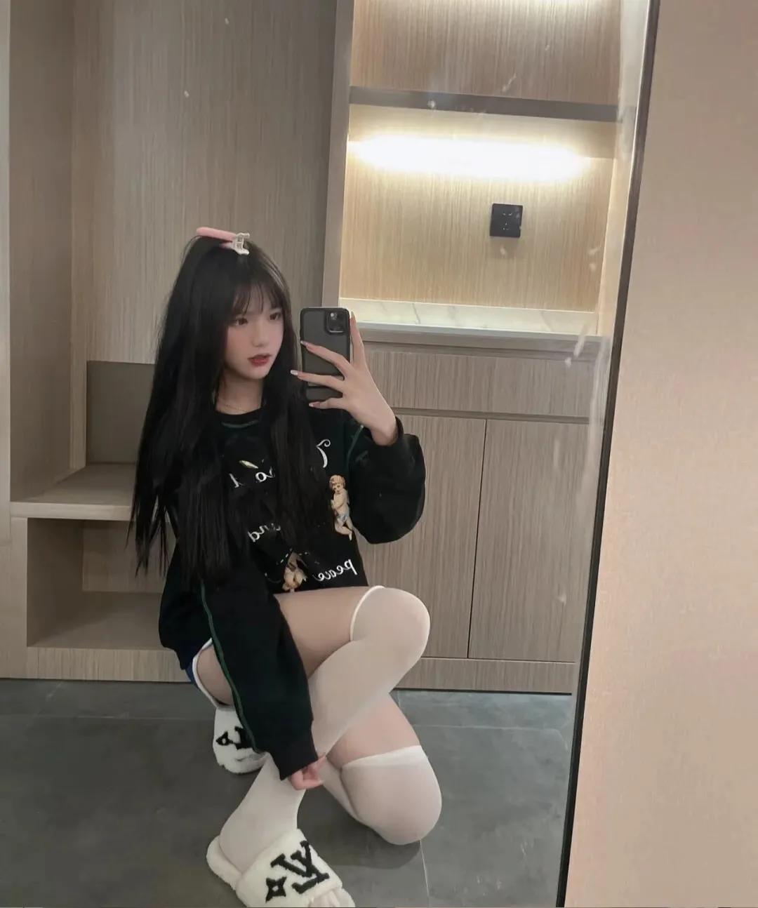 美女这*袜丝**有点紧啊