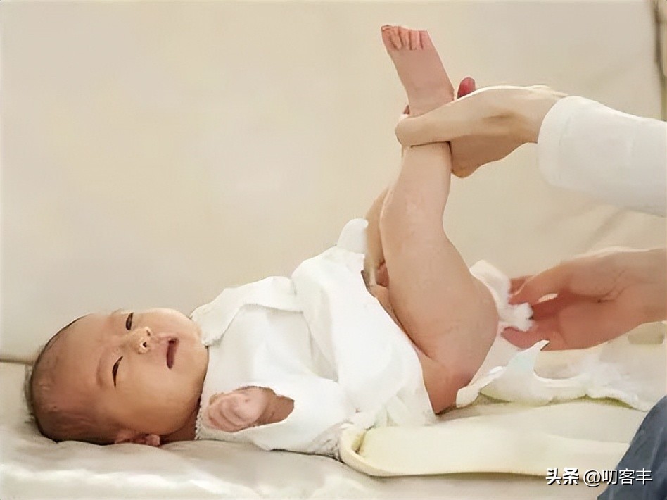 新生儿满月一天几次大便,新生儿20天大便几次