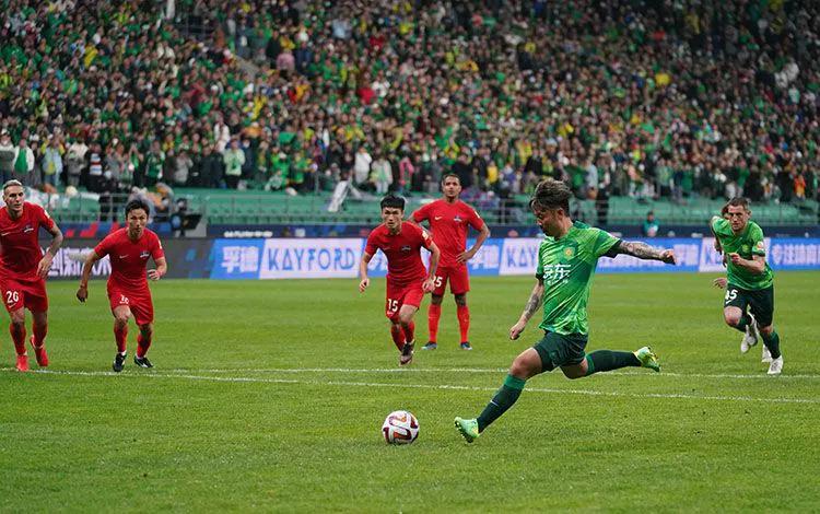 中超金球先生发福，球迷犀利吐槽：啤酒肚快把球衣撑破了