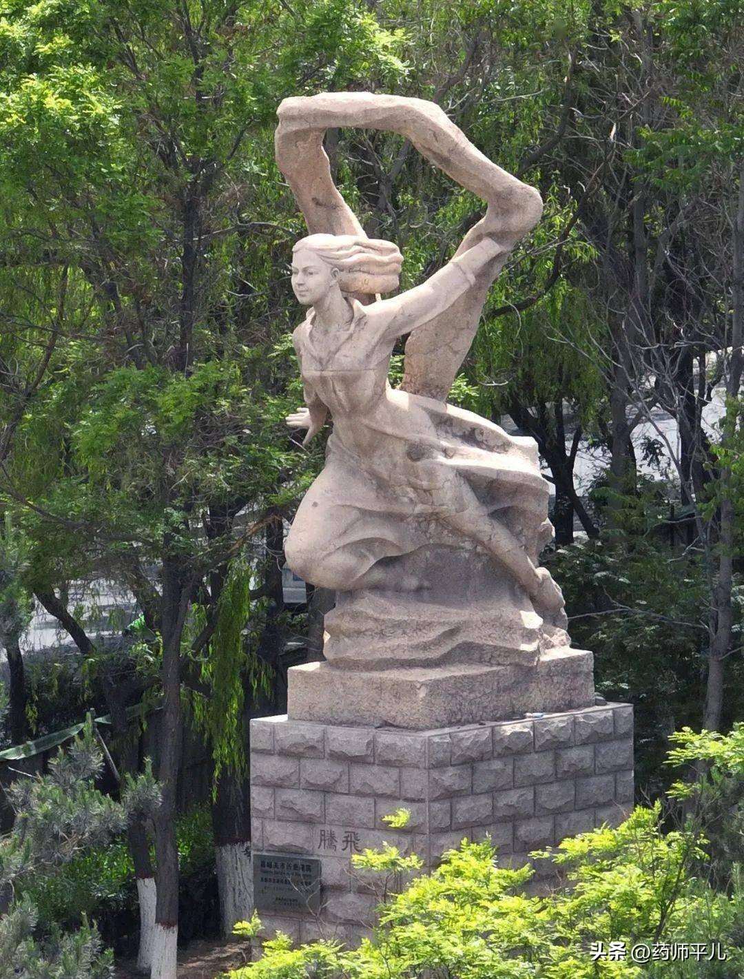 最美嘉峪关城市雕塑都在这里,嘉峪关景区拍照互动性雕塑