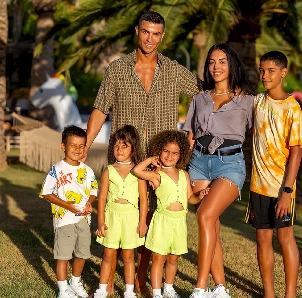 c罗伊莲娜乔治娜对比,c罗为何选择乔治娜而放弃伊莲娜