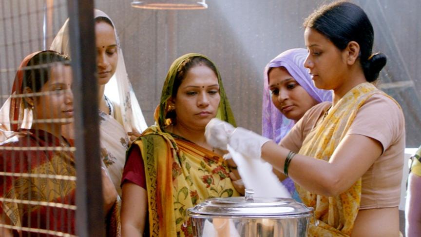 他解决印度6亿女性用不起卫生巾的困扰,号称“姨妈巾之父”