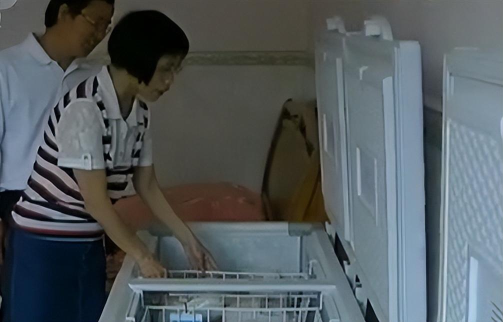 月薪300的外贸员，靠蛇毒身家暴涨50亿，美国人送悍马只为讨好她