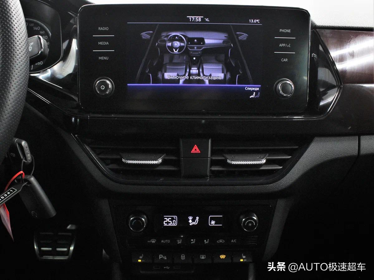 大众新款polo三厢版实车街拍,大众新款polo进店实拍