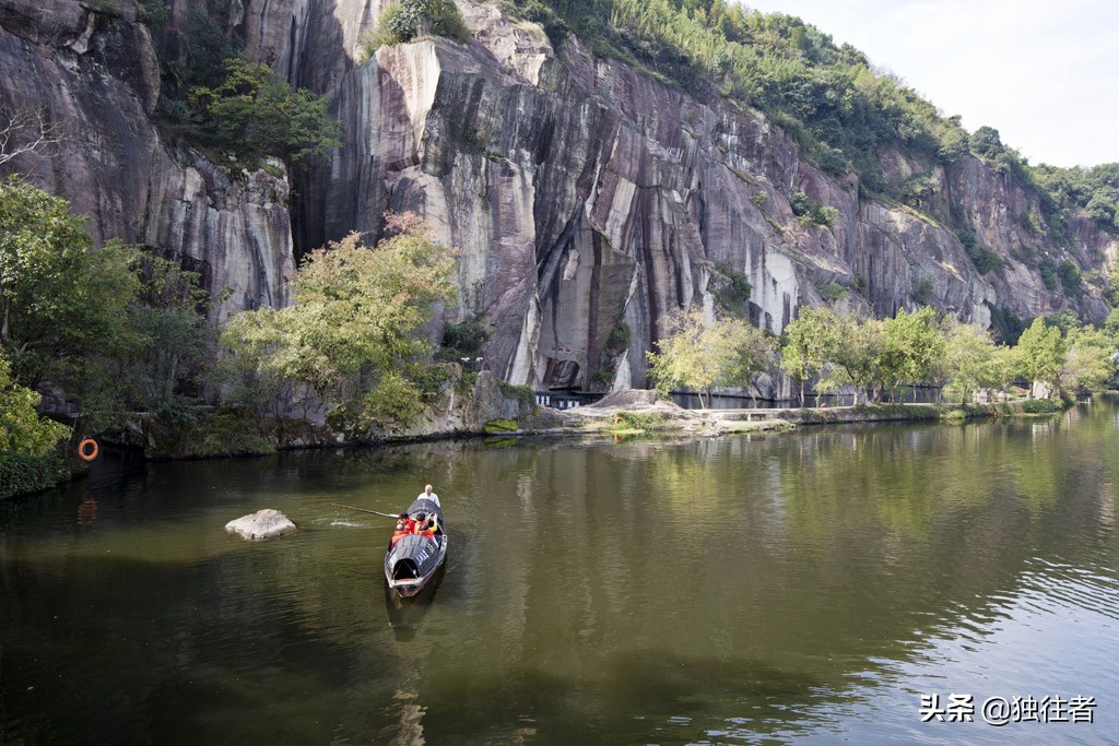 勿谓湖小，天在其中，浙江三大名湖之一，绍兴东湖