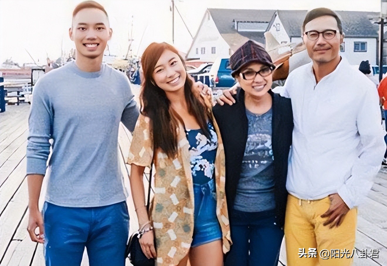 12位港星豪宅,定居内地的10位过气港星