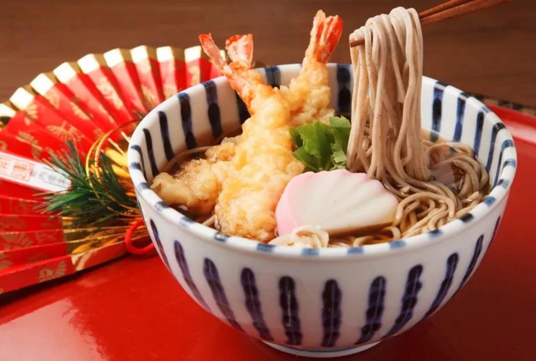 看春晚、喝屠苏酒、吃御杂煮...细数那些好玩的日本新年习俗