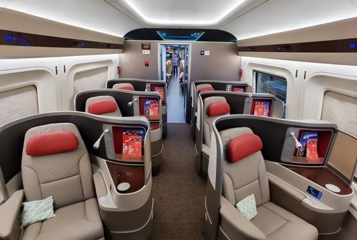 火车上手机没电可以去软卧充电么,在火车上手机怎么充电