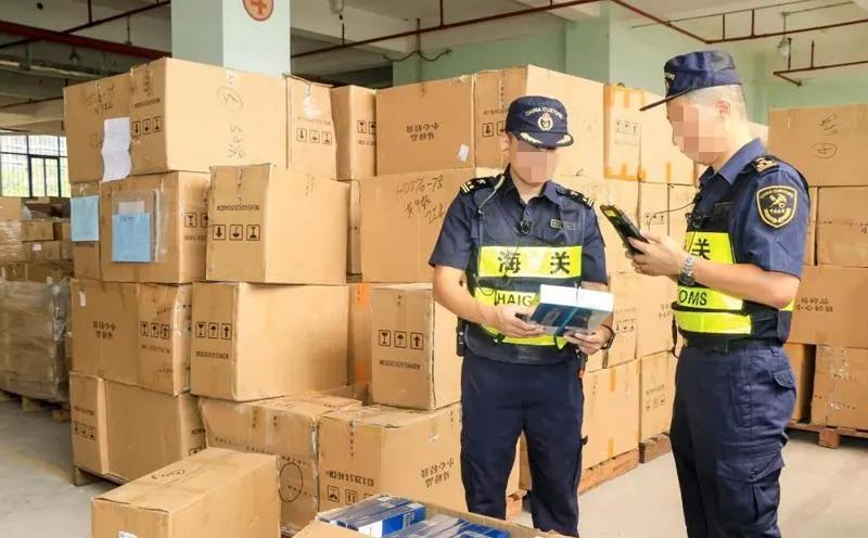 海关在进境快件中发现一批书,海关关员打开邮包