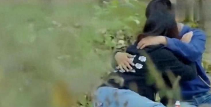 男子和妻子嬉戏打闹,男子和妻子打闹不料摔倒