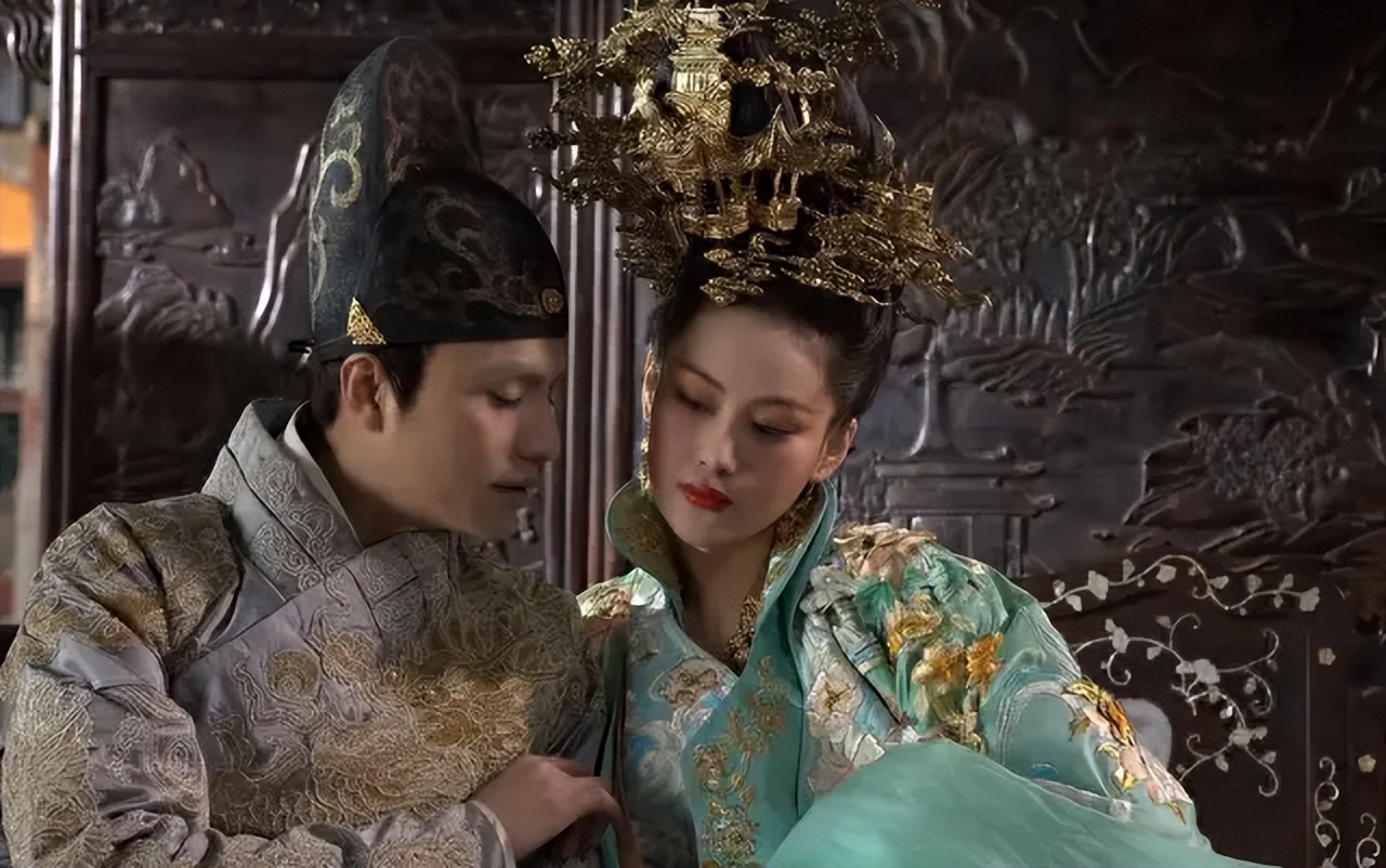 宫女遭遇*暴强**生下太子后，被打入冷宫，去世前对儿子不敢多说一句