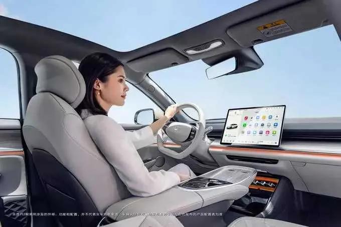 疯狂蹭车!女同事清凉诱惑,我竟陷入两难境地!