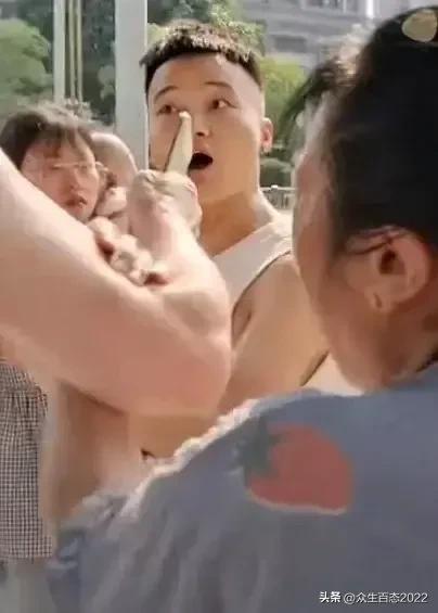 太无耻！50岁爷爷将两孙女扫地出门，儿媳衣物疯狂糟蹋，不堪入目