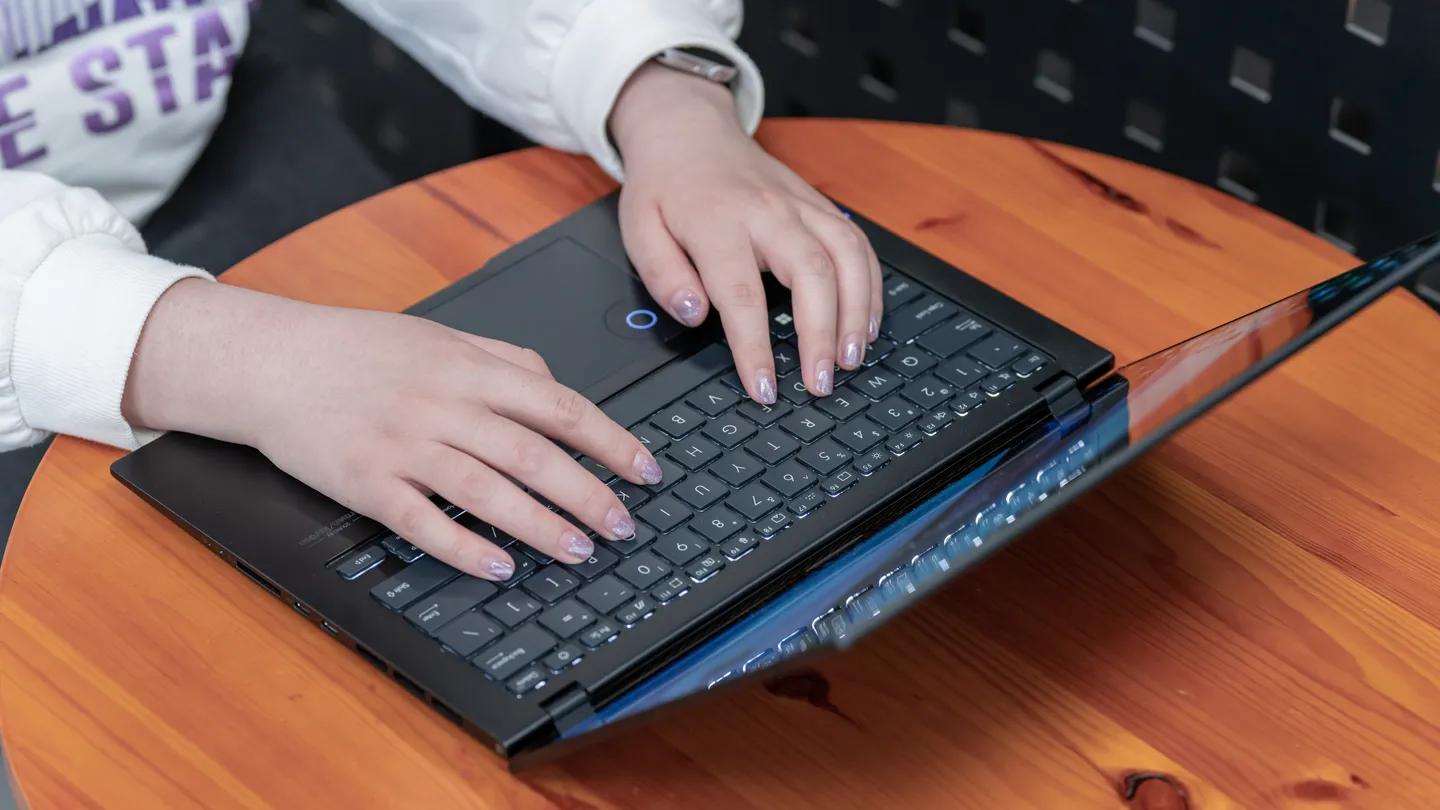 华硕灵耀pro14高性能轻薄本怎么选,华硕灵耀轻薄本和惠普星13轻薄本