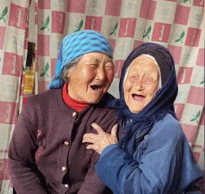 70岁儿子给100岁妈妈送拐杖,七旬老人送102岁母亲拐杖