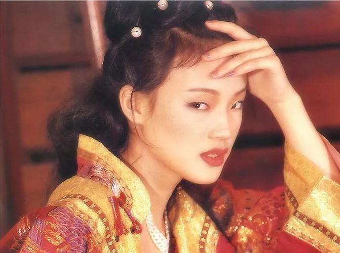 “三级片女神”舒淇：15岁“一脱成名”，40岁结婚，备孕五年