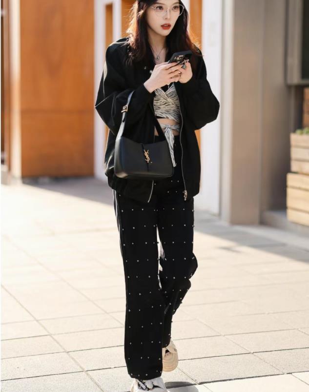 被深圳女子穿搭惊艳到了,最潮的牛仔裤阔腿裤女生
