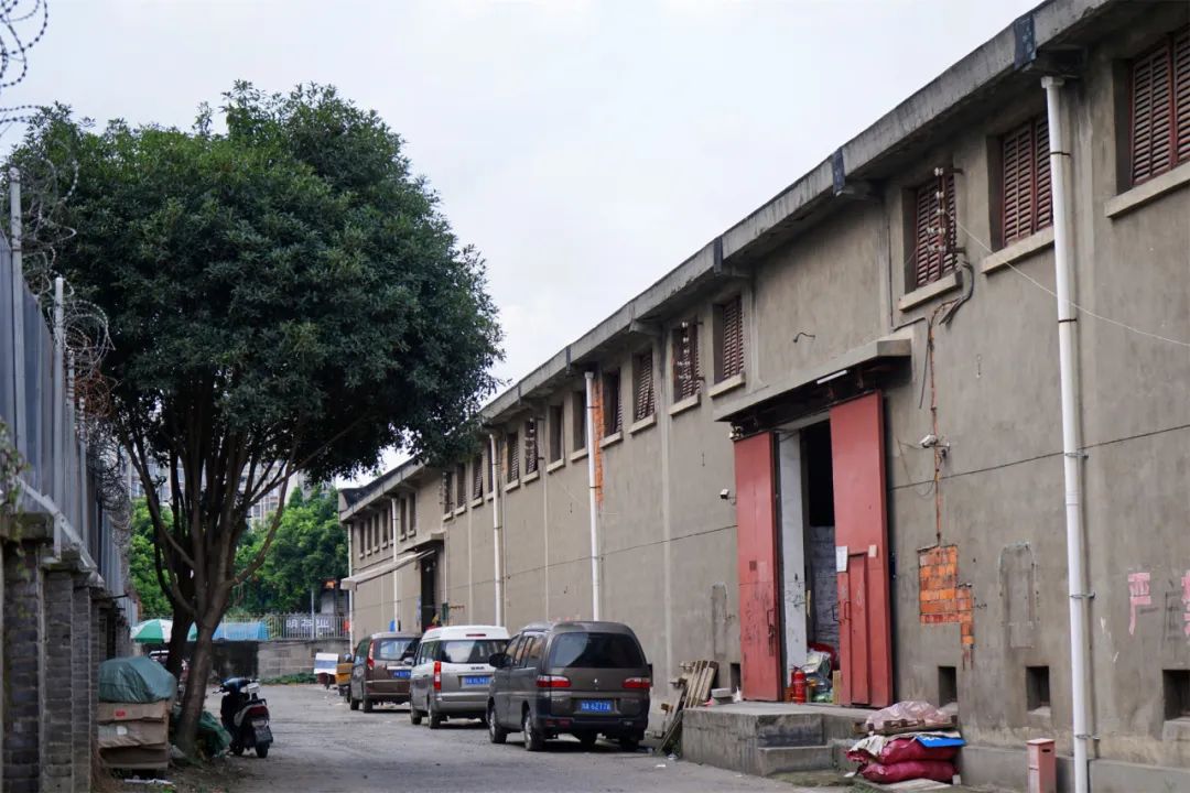 穿越五块石的百米窄巷，打开铁半城的光