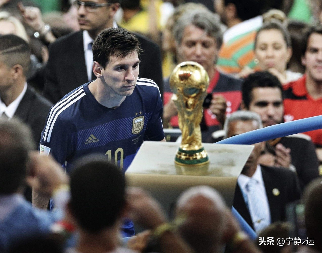 看着梅西踢球长大的阿根廷球员,看着足球长大